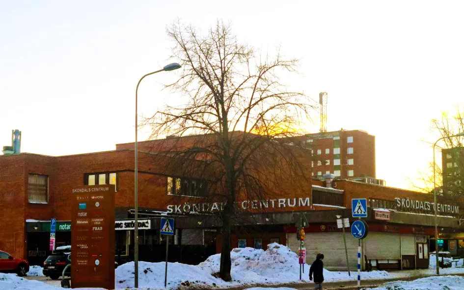 Sköndals centrum en vinterkväll